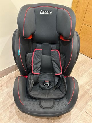 Silla de coche Encore negra con detalles rojos