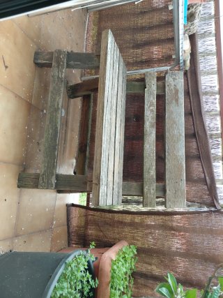 Banco de madera rústico para exterior