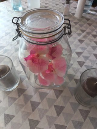 Jarra de cristal con flores rosas