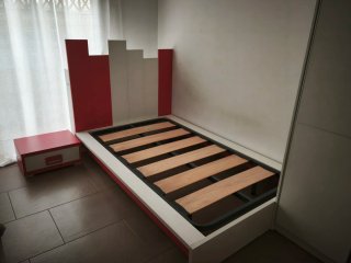 Cama juvenil 105cm , comoda y mesita