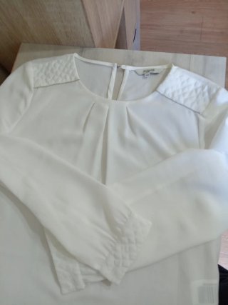 Blusa blanca rota con detalles hombros