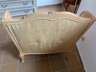 Sillón orejero estilo Luis XV beige