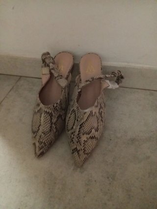 Zapatos de tacón serpiente beige y marrón
