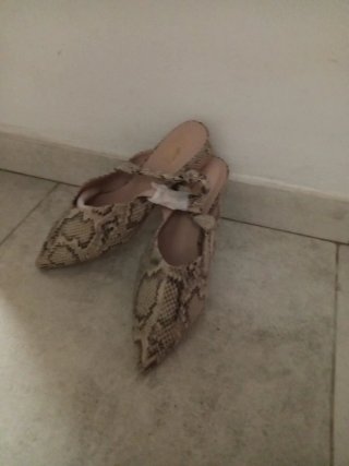Zapatos de tacón serpiente beige y marrón