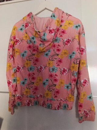 Sudadera rosa con estampado floral