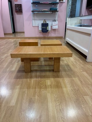 Mesa de madera y 4 taburetes