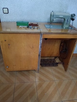 Máquina de coser Sigma con mueble.