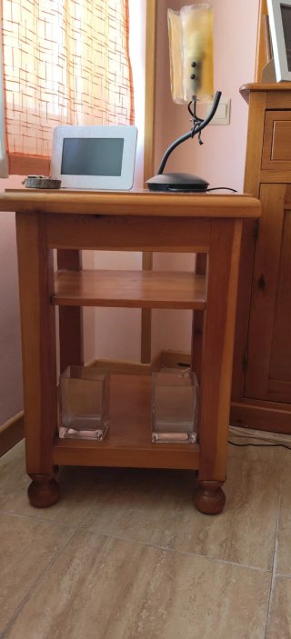 Mesa auxiliar alta madera y cristal