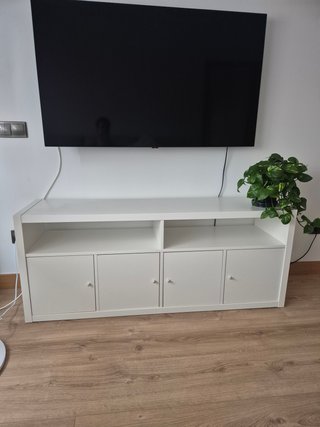 Mueble TV IKEA blanco con puertas
