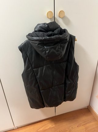 Chaleco acolchado negro con capucha
