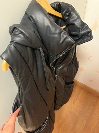Chaleco acolchado negro con capucha