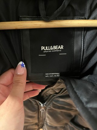 Chaleco acolchado negro con capucha