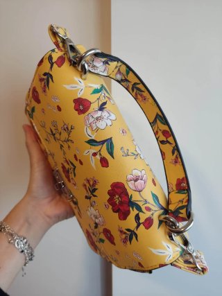 Bolso amarillo flores Stradivarius