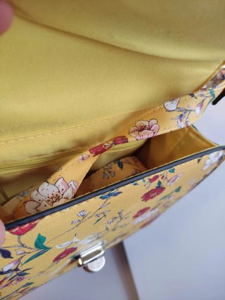Bolso amarillo flores Stradivarius
