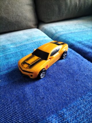 Coche de juguete amarillo
