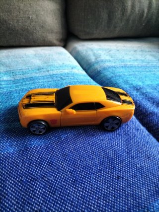 Coche de juguete amarillo