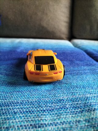 Coche de juguete amarillo
