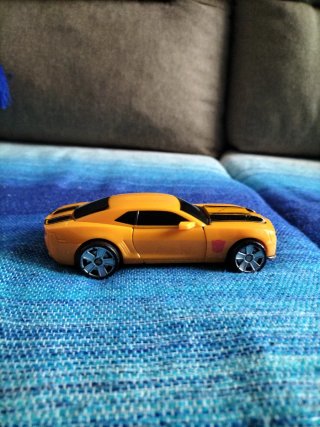 Coche de juguete amarillo