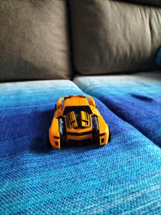 Coche de juguete amarillo