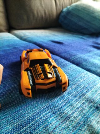 Coche de juguete amarillo