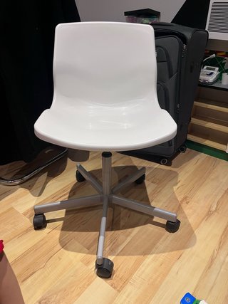 Silla de escritorio giratoria blanca