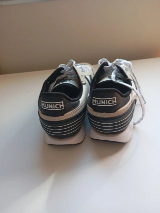 Zapatillas Munich Blancas y Negras