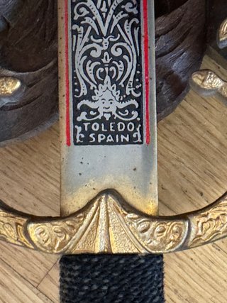 Escudo de madera toledano con espadas extraibles