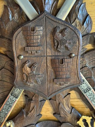 Escudo de madera toledano con espadas extraibles