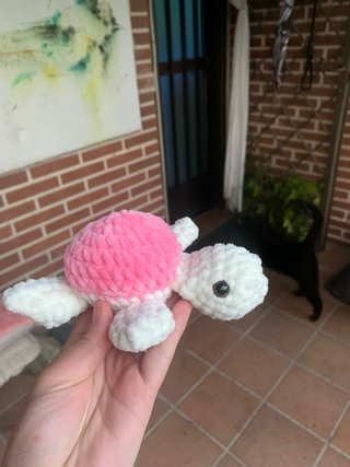 Tortuga de crochet hecha a mano con caparazón rosa