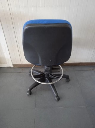 Silla de oficina giratoria azul sin brazos