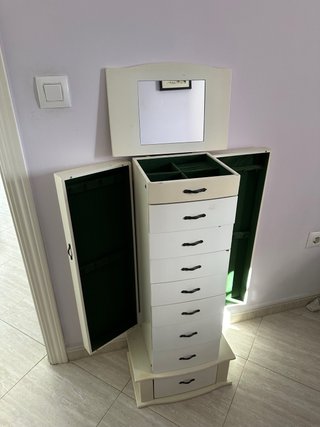 Mueble joyero de madera beige y blanco