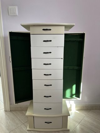 Mueble joyero de madera beige y blanco