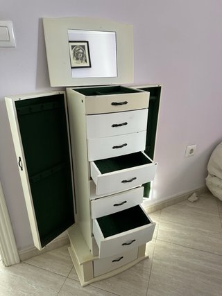 Mueble joyero de madera beige y blanco