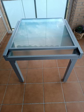 Mesa cristal y metal gris