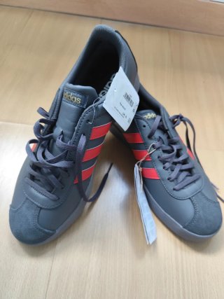Zapatillas Adidas Grises y Rojas