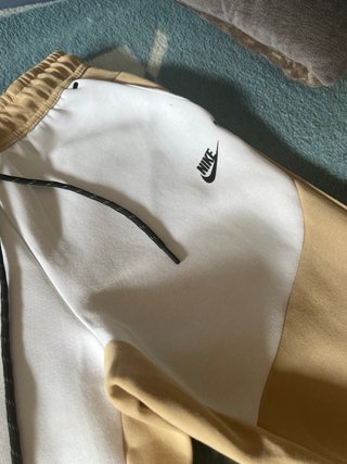 Conjunto Nike Tech Marrón y Blanco