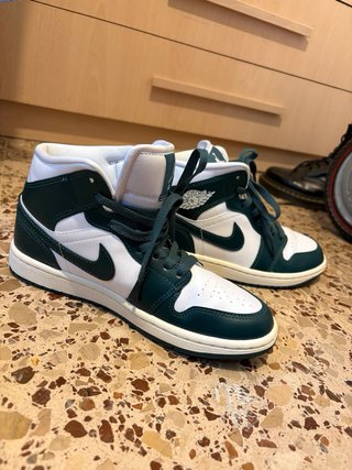 Nike Air Jordan 1 Mid Verde y Blanco
