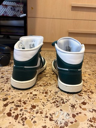 Nike Air Jordan 1 Mid Verde y Blanco