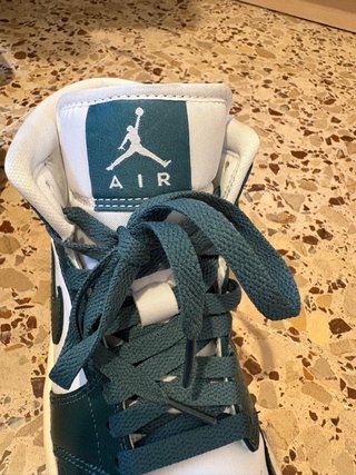 Nike Air Jordan 1 Mid Verde y Blanco
