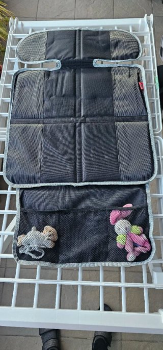 Silla de coche Cybex y protector del asiento.