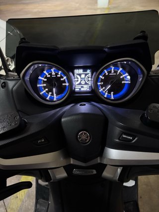 Yamaha TMAX DX Maxi-scooter