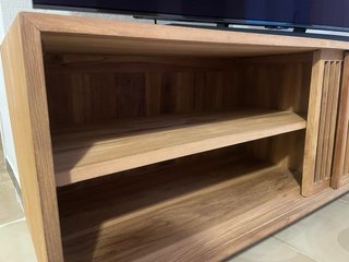 Mueble en madera diseño moderno cn puerta de lamas