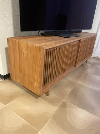 Mueble en madera diseño moderno cn puerta de lamas