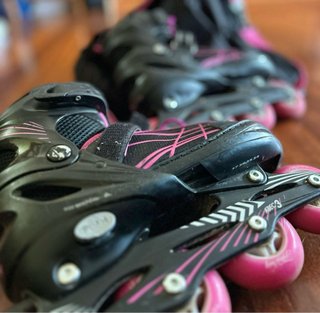 Patines en línea rosas y negros para niña