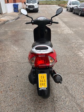 Moto Scooter Roja y Negra