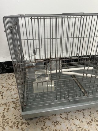 Jaula para pájaros gris