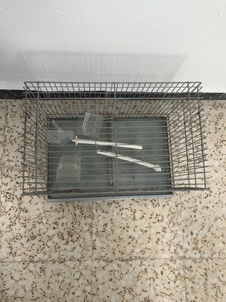 Jaula para pájaros gris