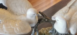 Figura de dos palomas sobre base de madera
