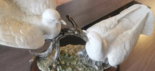 Figura de dos palomas sobre base de madera