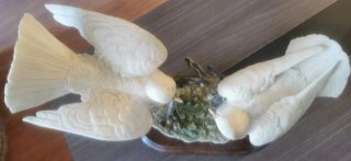 Figura de dos palomas sobre base de madera
